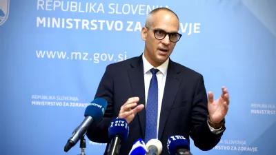 Ljubljana, ministrstvo za zdravje.Novinarska konferenca ministra za zdravje Tadeja Ostrca, na kateri je spregovoril o osnutku zakona o skladu RS za napredno zdravljenje redkih bolezni otrok ter uredbi o spremembah in dopolnitvah uredbe o programih storitev obveznega zdravstvenega zavarovanja, zmogljivostih, potrebnih za njegovo izvajanje, in obsegu sredstev za leto 2026.