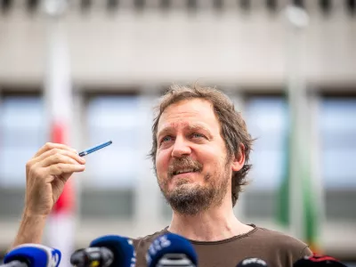 Ljubljana, DZ.Novinarska konferenca nevladnih organizacij ob predlaganih spremembah zakona o tujcih.Predsednik Delavske svetovalnice Goran Lukic.