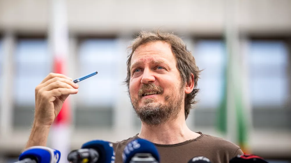 Ljubljana, DZ.Novinarska konferenca nevladnih organizacij ob predlaganih spremembah zakona o tujcih.Predsednik Delavske svetovalnice Goran Lukic.
