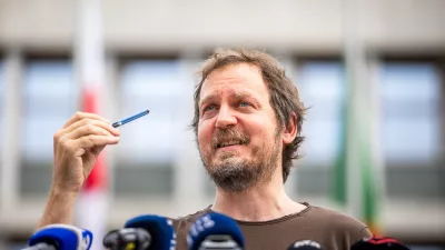Ljubljana, DZ.Novinarska konferenca nevladnih organizacij ob predlaganih spremembah zakona o tujcih.Predsednik Delavske svetovalnice Goran Lukic.