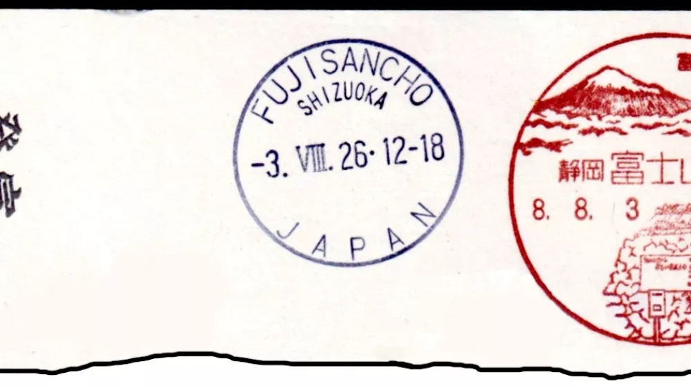 Razglednica je z vrha gore Fudži v Ljubljano prispela v sedmih dneh: v dnevnem žigu je zapis datuma standarden &raquo;-3. VIII. 26&laquo;, zapis v ilustriranem pa &raquo;8. 8. 3&laquo; (8. leto vladavine cesarja Naruhita, 8. mesec, 3. dan), prikazuje silhueto gore in vhod v po&scaron;tni urad na njenem vrhu.