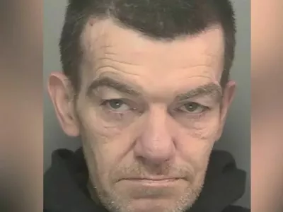 61-letni Steven, stari znanec policije, je priznal, da je truplo prijatelja vrgel v smeti. 