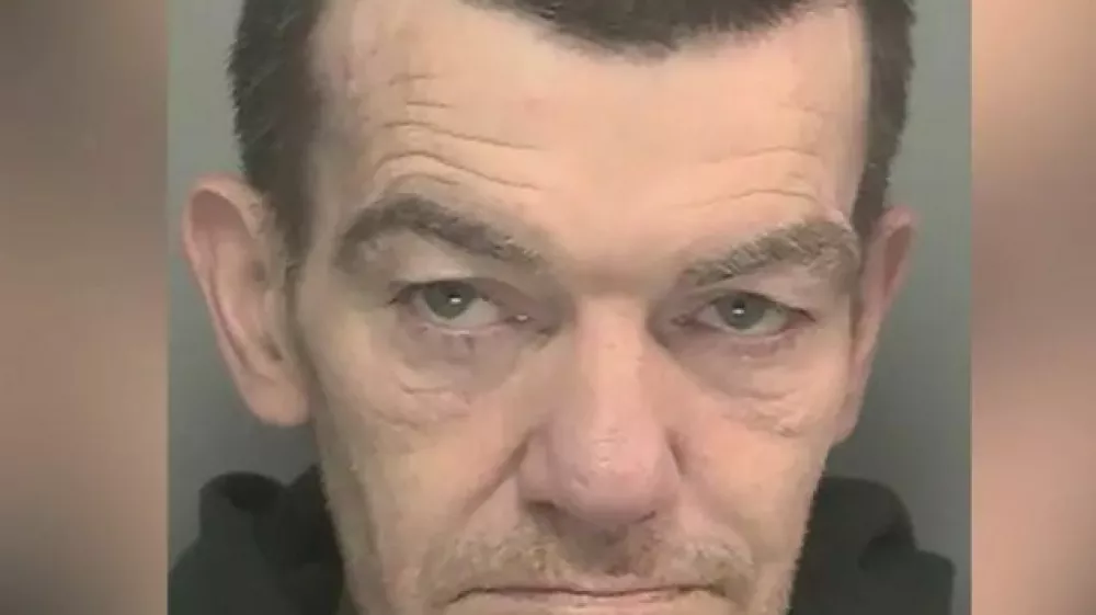 61-letni Steven, stari znanec policije, je priznal, da je truplo prijatelja vrgel v smeti. 
