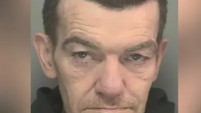 61-letni Steven, stari znanec policije, je priznal, da je truplo prijatelja vrgel v smeti. 