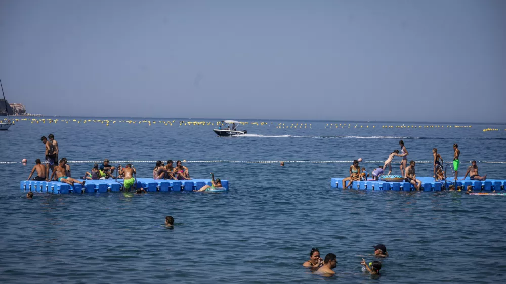 30.7.2026 - Plaža Strunjan - turizem - turistična sezona - kopanje - počitnice -Foto: Luka Cjuha