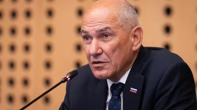 Brdo pri Kranju, Kongresni center Brdo.Zacetek dvodnevnega posveta slovenske diplomacije, ki ga gosti zunanji minister Tone Kajzer.Predsednik vlade Janez Jansa.