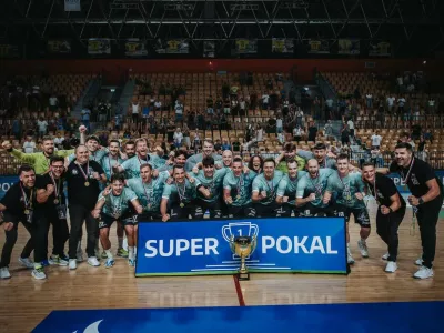 Rokometa&scaron;i Trima Trebnje so se po rokometni loteriji razveselili prve lovorike v sezoni. Foto: RK Trimo Trebnje