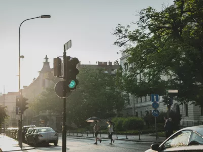 Danes si utegneta sonce in dež podajati roke.