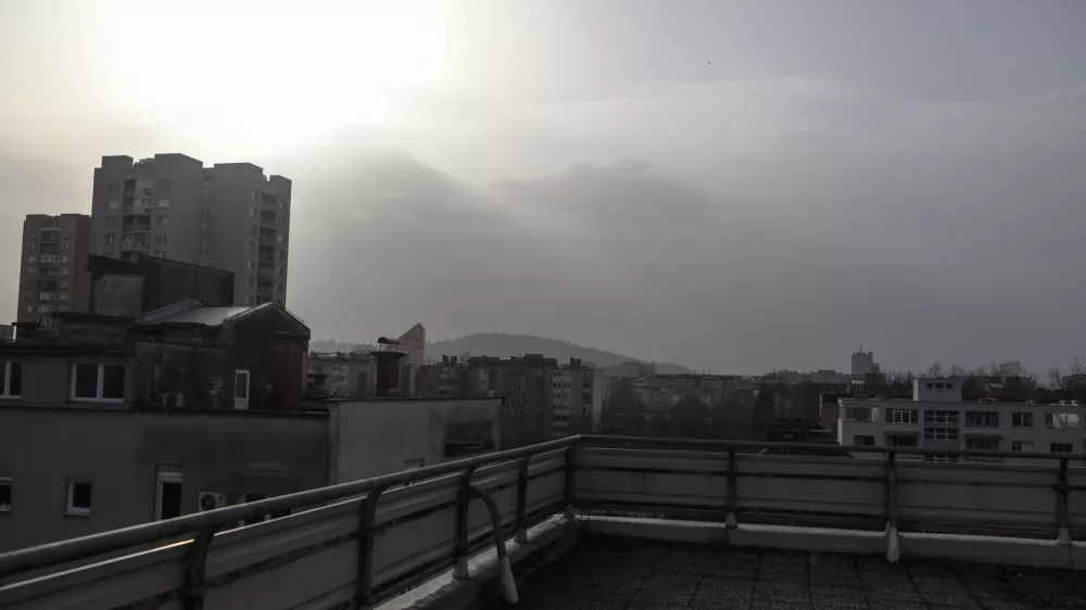 - 27.03.2020 -Onesnažena Ljubljana - Evropo zajel saharski prah, mejne vrednost PM10 - zeelo visoka onesnaženost zraka s saharskih prahom nad Slovenijo. FOTO: Luka Cjuha / Foto: Luka Cjuha