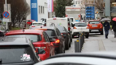 Maribor - Ljubljanska ulica - Ukc Maribor - gneča kolona - avtomobili - parkiranje garažna hi&scaron;a - kolona za vstop v Ukc in garažno hi&scaron;o - - Avtor: Sa&scaron;o Bizjak / Foto: Sa&scaron;o Bizjak