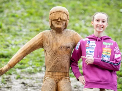 Ratece, Nordijski center Planica.Odkritje kipa Nike Prevc, najboljse slovenske smucarske skakalke in aktualne svetovne rekorderke, ki je potekalo v okviru dogodka Lasko Gremo v hribe.