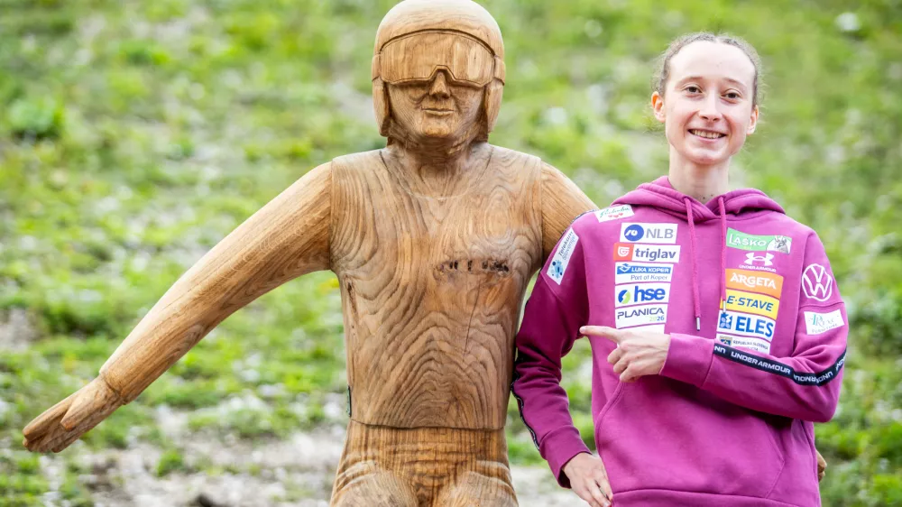 Ratece, Nordijski center Planica.Odkritje kipa Nike Prevc, najboljse slovenske smucarske skakalke in aktualne svetovne rekorderke, ki je potekalo v okviru dogodka Lasko Gremo v hribe.
