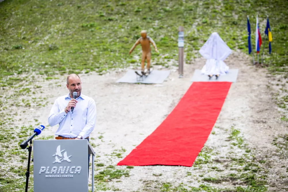 Ratece, Nordijski center Planica.Odkritje kipa Nike Prevc, najboljse slovenske smucarske skakalke in aktualne svetovne rekorderke, ki je potekalo v okviru dogodka Lasko Gremo v hribe.