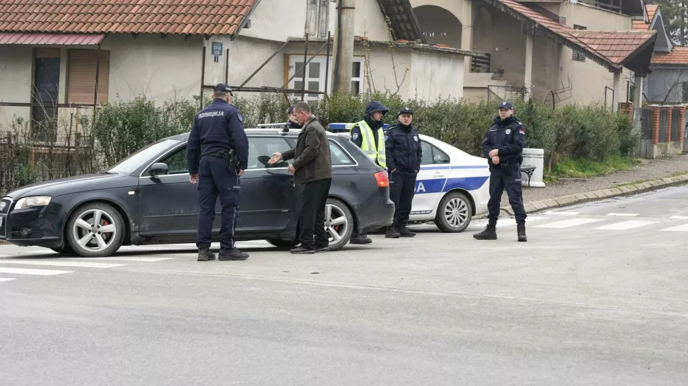Policisti preiskujejo vse, ki so na območju. Prei&scaron;čejo vozila, identificirajo voznike. 