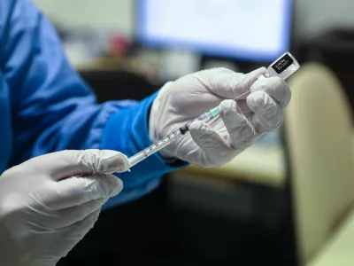 cepivo Pfizer BioNTceh- 27.12.2020 - prvi dan cepljenja proti koronavirusu v Sloveniji - Epidemija koronavirus COVID-19 v Sloveniji - dom upokojencev Fuine//FOTO: Luka Cjuha. / Foto: Luka Cjuha