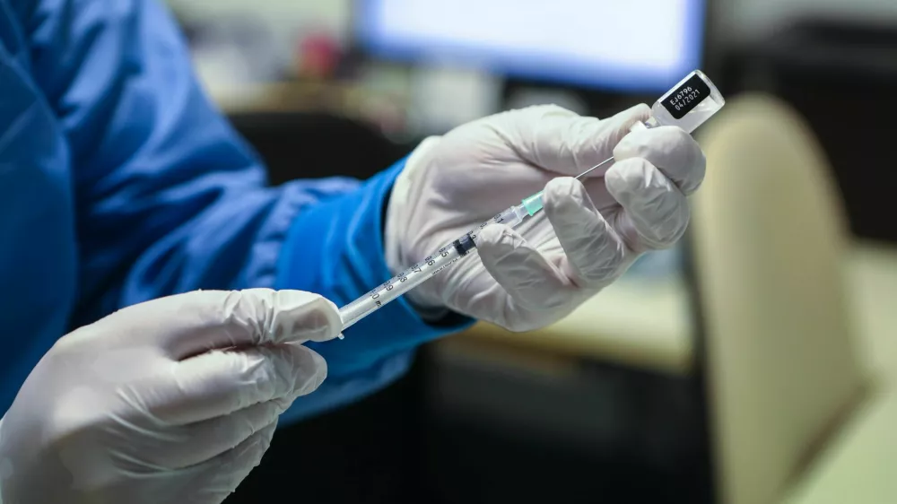 cepivo Pfizer BioNTceh- 27.12.2020 - prvi dan cepljenja proti koronavirusu v Sloveniji - Epidemija koronavirus COVID-19 v Sloveniji - dom upokojencev Fuine//FOTO: Luka Cjuha. / Foto: Luka Cjuha