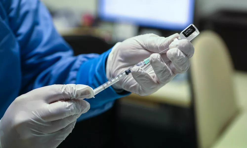 cepivo Pfizer BioNTceh- 27.12.2020 - prvi dan cepljenja proti koronavirusu v Sloveniji - Epidemija koronavirus COVID-19 v Sloveniji - dom upokojencev Fuine//FOTO: Luka Cjuha. / Foto: Luka Cjuha