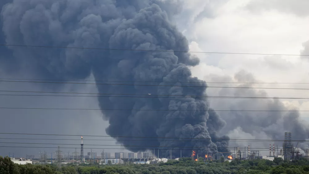 Thick plumes of smoke with flames rise from an oil refinery following a Ukrainian drone attack in the course of Russia-Ukraine conflict, in Moscow, Russia, June 18, 2026, in this picture obtained from social media. SOCIAL MEDIA/via REUTERS THIS IMAGE HAS BEEN SUPPLIED BY A THIRD PARTY.