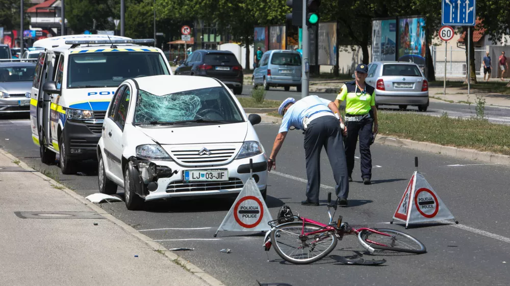 21.06.2022. - Prometna nesreča s smrtnim izidom na &Scaron;martinski cesti v Ljubljani - 30-letnik zapeljal v rdečo, kolesarka umrla na kraju //FOTO: Bojan Velikonja
