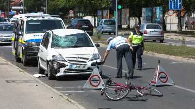 21.06.2022. - Prometna nesreča s smrtnim izidom na Šmartinski cesti v Ljubljani - 30-letnik zapeljal v rdečo, kolesarka umrla na kraju //FOTO: Bojan Velikonja