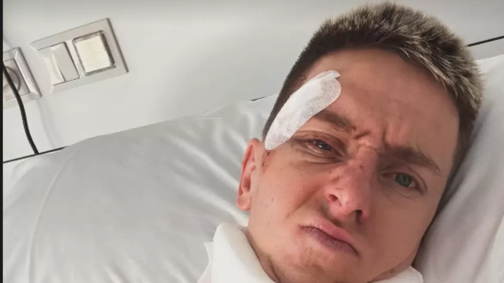Tadej Pogačar se je oglasil iz bolni&scaron;nične postelje z borbenim sporočilom, potem ko je v soboto na 8. etapi Dirke po &Scaron;paniji utrpel hude po&scaron;kodbe pri padcu.
