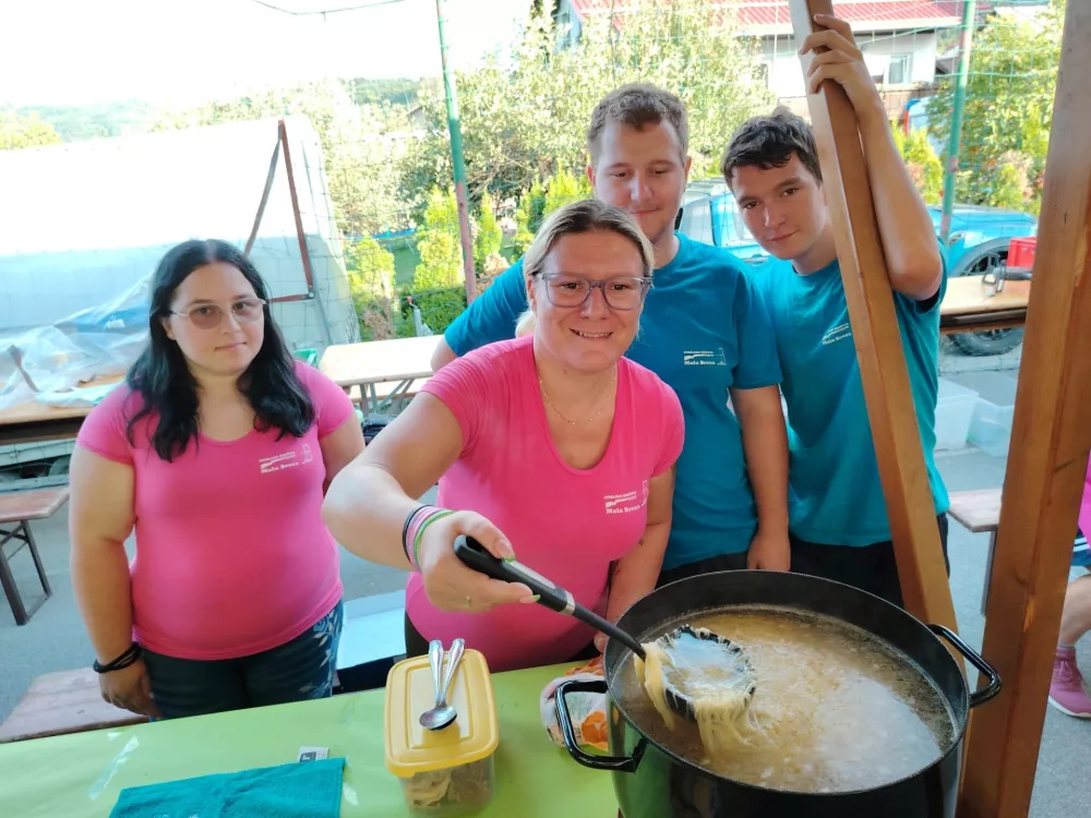 Vrtčevske kuharice premagale konkurenco in skuhale najbolj&scaron;o govejo juho