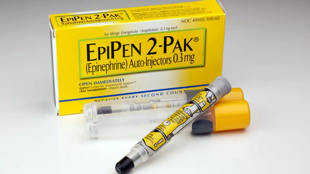 Chattanooga, United States - August 12, 2011: EpiPen is an Epinephrine auto-injector type syringe that is used to treat life-threatening allergic reactions or anaphylaxis. / Foto: Smartstock Getty Images