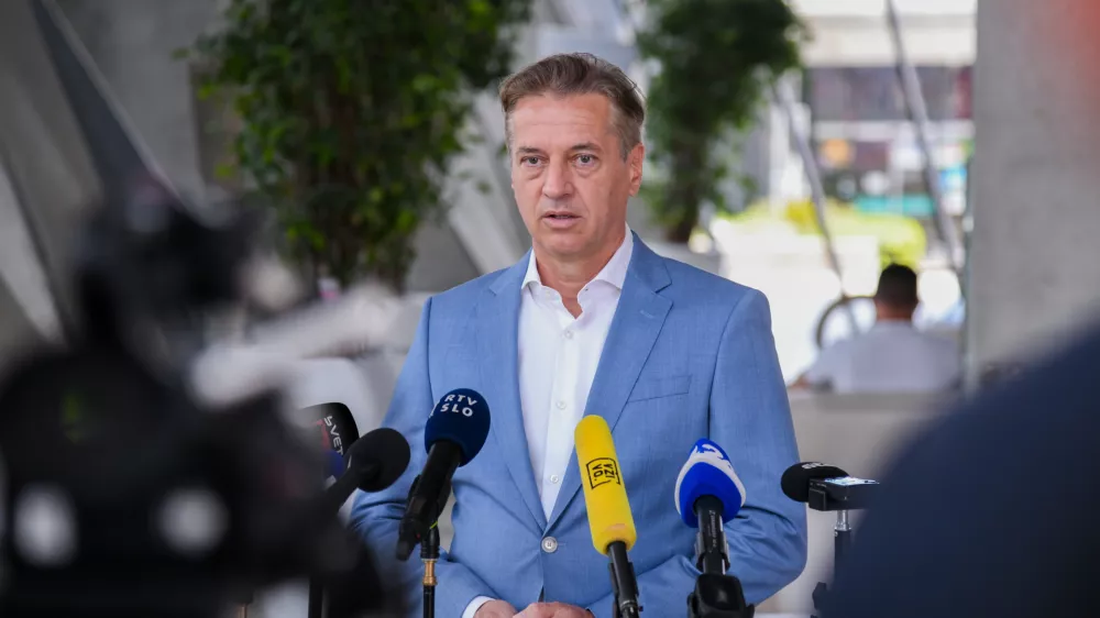 Ljubljana, Kristalna palaca.Novinarska konferenca predsednika stranke Svoboda Roberta Goloba, na kateri je napovedal vlado v senci.