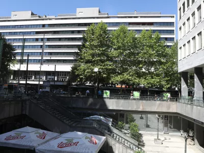 Vsebina izgine, imena ostajajo: ljubljanska poimenovanja od &Scaron;umija do McDonalds'a