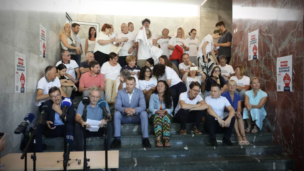 Ljubljana, Dom sindikatov.Novinarska konferenca sindikalnih central, clanic Ekonomsko-socialnega sveta, pred zacetkom zbiranja podpisov za referendum o zakonu o interventnih ukrepih za razvoj Slovenije.