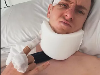Tadej Pogačar se je oglasil iz bolni&scaron;nične postelje z borbenim sporočilom, potem ko je v soboto na 8. etapi Dirke po &Scaron;paniji utrpel hude po&scaron;kodbe pri padcu.