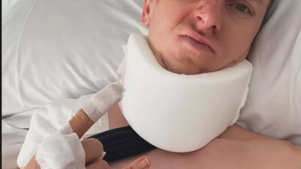 Tadej Pogačar se je oglasil iz bolni&scaron;nične postelje z borbenim sporočilom, potem ko je v soboto na 8. etapi Dirke po &Scaron;paniji utrpel hude po&scaron;kodbe pri padcu.
