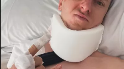 Tadej Pogačar se je oglasil iz bolni&scaron;nične postelje z borbenim sporočilom, potem ko je v soboto na 8. etapi Dirke po &Scaron;paniji utrpel hude po&scaron;kodbe pri padcu.