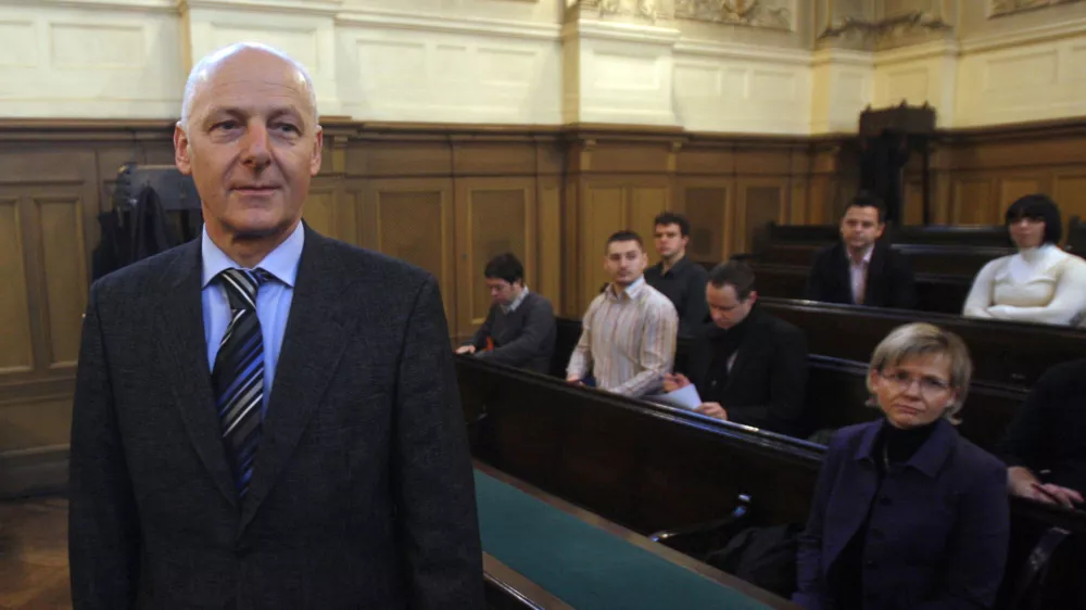 soobtoženi Ivan Črnkovič in solastnica Rotisa in žena obtoženega Ivana Črnkoviča Marija Badovinac- sojenje zaradi domnevne vpletenosti v tako imenovano afero PATRIA - predsedniku SDS Janezu Jan&scaron;i, brigadirju Tonetu Krkoviču, nekdanjemu direktorju HSE Jožetu Zagožnu, direktorju Rotisa Ivanu Črnkoviču in poslovnežu Walterju Wolfu zaradi kaznivih dejanj sprejemanja daril oziroma poskusa sprejemanja daril za nezakonito posredovanje v postopku izbora in nakupa 135 finskih oklepnikov Patria.//FOTO: Bojan Velikonja