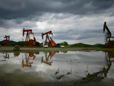 Pump jacks operate at an oil well run by Mexican state oil firm Pemex, where Indigenous communities in the Papantla region sit atop gas and oil deposits the government wants to exploit using hydraulic fracturing, or fracking, in Arroyo Florido, Veracruz state, Mexico, April 10, 2026. REUTERS/Oscar Martinez / Foto: Oscar Martinez