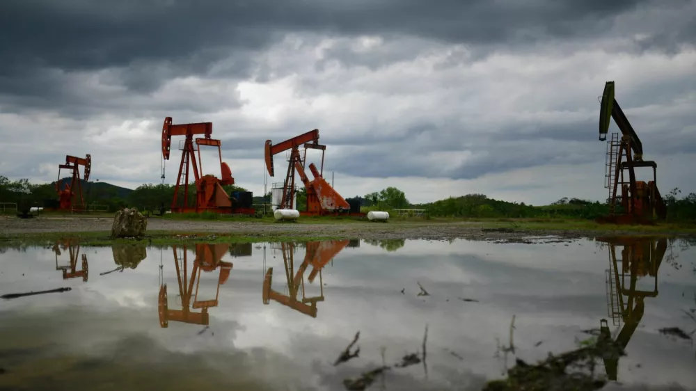 Pump jacks operate at an oil well run by Mexican state oil firm Pemex, where Indigenous communities in the Papantla region sit atop gas and oil deposits the government wants to exploit using hydraulic fracturing, or fracking, in Arroyo Florido, Veracruz state, Mexico, April 10, 2026. REUTERS/Oscar Martinez / Foto: Oscar Martinez