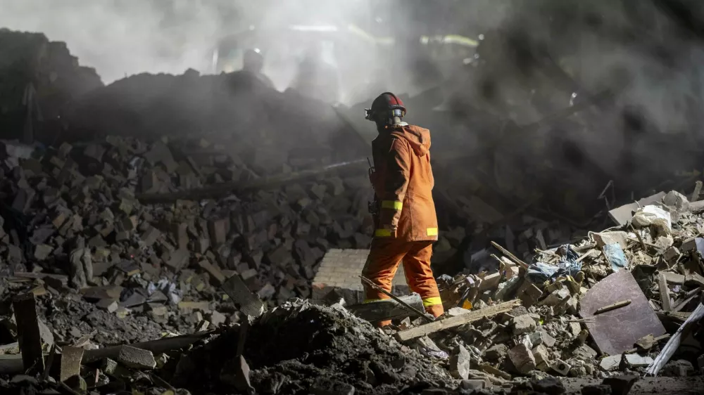 As night falls in Kyiv, rescue services continue to work on site of impact after a Russian missile strike on Ukraines capital Kyiv, hitting a residential area in the Sviatoshynskyi District. At least twelve people have been killed and many more injured. Kyiv Kyiv City Ukraine No Use Switzerland. No Use Germany. No Use Austria
