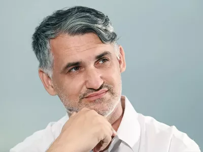 dr. Milan Krajnc je akademik in univerzitetni profesor s področja managementa. 15 let že ima zasebno prakso s področja psihoterapije. 20 let re&scaron;uje krizne situacije v podjetjih in v družinskih podjetjih. Napisal je več, kot 300 knjig s področja vodenja in odnosov.