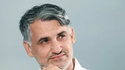 dr. Milan Krajnc je akademik in univerzitetni profesor s področja managementa. 15 let že ima zasebno prakso s področja psihoterapije. 20 let rešuje krizne situacije v podjetjih in v družinskih podjetjih. Napisal je več, kot 300 knjig s področja vodenja in odnosov.