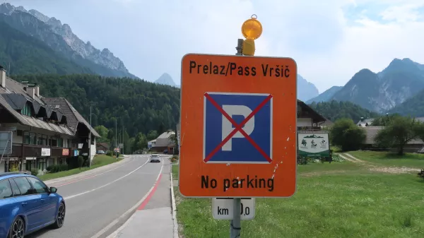 Vr&scaron;ič, gorski prelaz, gradnja parkiri&scaron;č. V Kranjski Gori so opozorilne table, da je parkiranje na Vr&scaron;iču prepovedano. Mnogi vozniki tega ne upo&scaron;tevajo. Foto: Tatjana Pihlar 