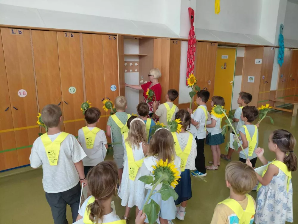 Učenci 1.a razreda so skupaj z učiteljico preverili svoje garderobne omare. Foto: Vesna Levičnik