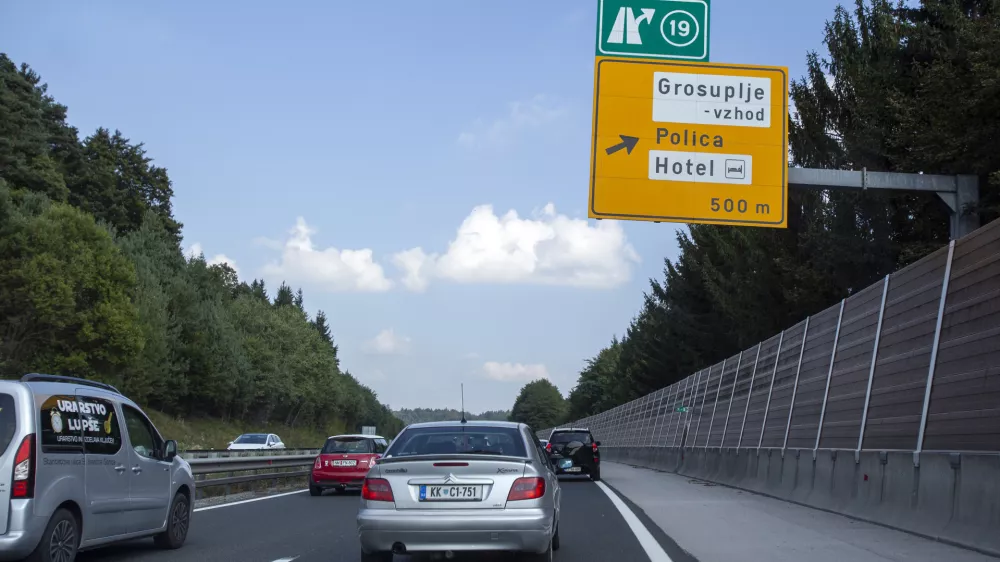 - avtocestni izvoz za Grosuplje- 27.08.2019 &ndash; Dolenjska avtocesta med Grosupljem in Vi&scaron;njo Goro &ndash; vi&scaron;njegorski klanec - prenova 6,2 kilometra vozi&scaron;ča avtoceste proti Novemu mestu - obnova ceste //FOTO: Matjaž Ru&scaron;t