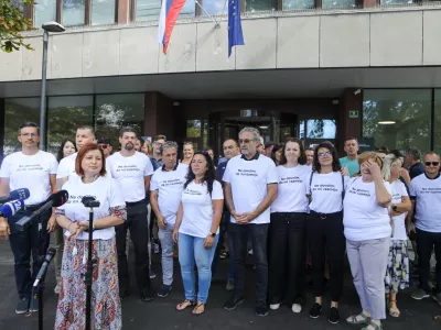 1.9.2026 - referendum - predstavniki sindikatov bodo oddali svoje podpise v podporo referendumu o zakonu o interventnih ukrepih za razvoj Slovenije; pred stavbo upravne enote Ljubljana, Linhartova cestaFoto: Luka Cjuha