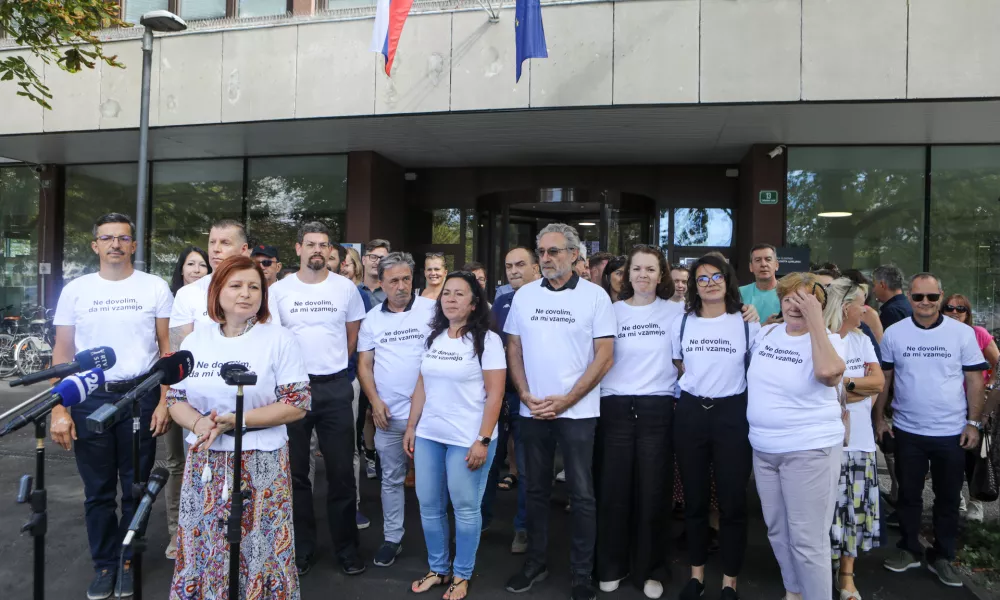 1.9.2026 - referendum - predstavniki sindikatov bodo oddali svoje podpise v podporo referendumu o zakonu o interventnih ukrepih za razvoj Slovenije; pred stavbo upravne enote Ljubljana, Linhartova cestaFoto: Luka Cjuha