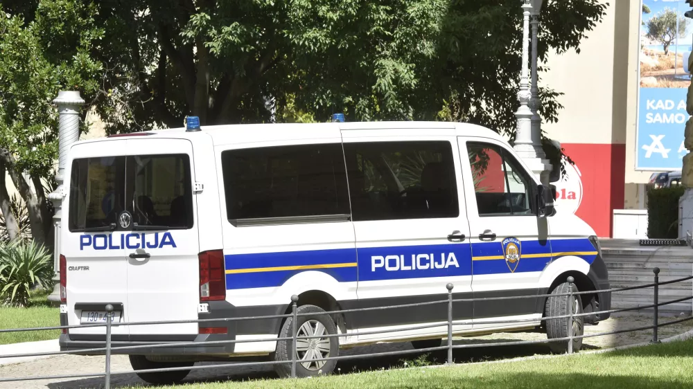 18.06.2026., Sibenik - Kombi interventne policije ispred suda u Sibeniku.