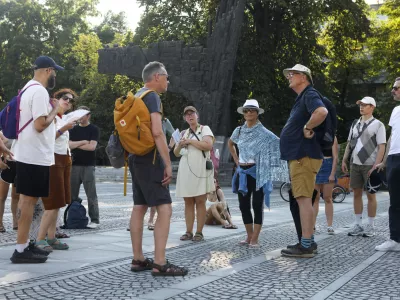 3.8.2026 - OGLED SOCIALISTIČNE DEDI&Scaron;ČINE LJUBLJANE - komunistična tura - ogled - turistiFoto: Luka Cjuha