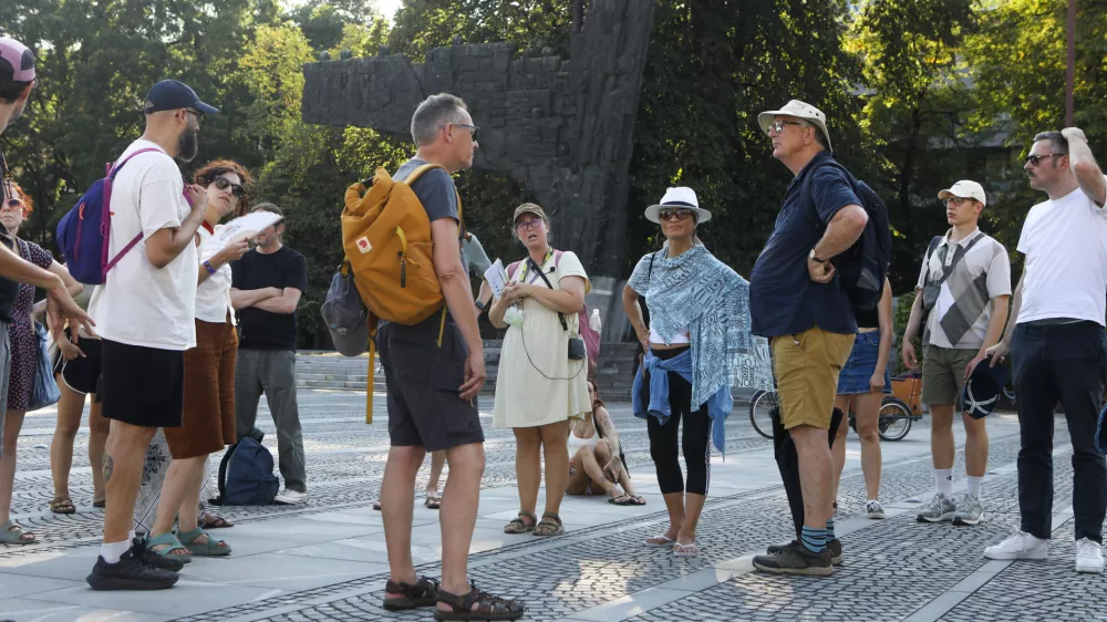 3.8.2026 - OGLED SOCIALISTIČNE DEDI&Scaron;ČINE LJUBLJANE - komunistična tura - ogled - turistiFoto: Luka Cjuha