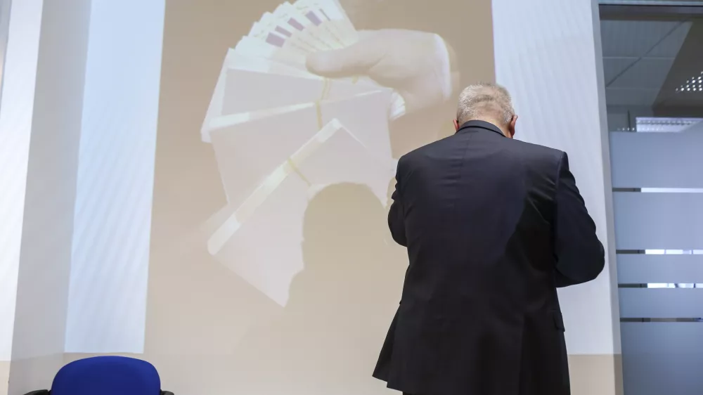 - simbolična fotografija - kriminal - korupcija - zloraba zaupanega položaja - neupravičeno sprejemanje in dajanje daril - nezakonito posredovanje, jemanje in dajanje podkupnine - neetično ravnanje - etika - finance - denar  - 07.10.2016 - Novinarska konferenca Nacionalnega preiskovalnega urada (NPU) in koprskih preiskovalcev, na kateri so spregovorili o uspe&scaron;ni policijski akciji v kateri so razbili kriminalno združbo, ki so jo na Obali vodili bratje Hoxhaj.  //FOTO: Jaka Gasar / Foto: Jaka Gasar