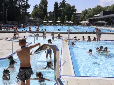 V Ljubljani čofotalo skoraj 172.000 obiskovalcev, v Kamniku 22.100