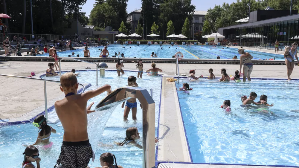 V Ljubljani čofotalo skoraj 172.000 obiskovalcev, v Kamniku 22.100